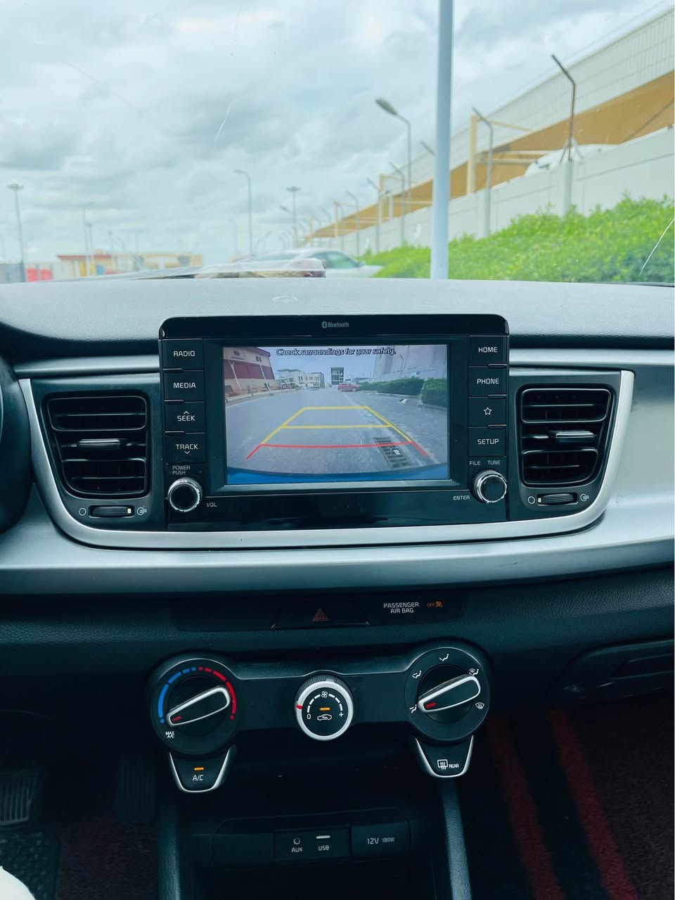 السلام عليكم للبيع كيا ريو موديل 2020 وارد امريكي مواصفات S شاشه جبيره تحكمات فول محرك 1600 دوش سياره حيل جديده استخدام بنيه ماشيه 73 رقم بصره معوقين وهلسنه تخلص حادثهه جاملغ امامي فقط ومبدل والباقي كلهه كفاله السعر 100وهاذا رقم صاحب السياره *********** البصرة, العراق
