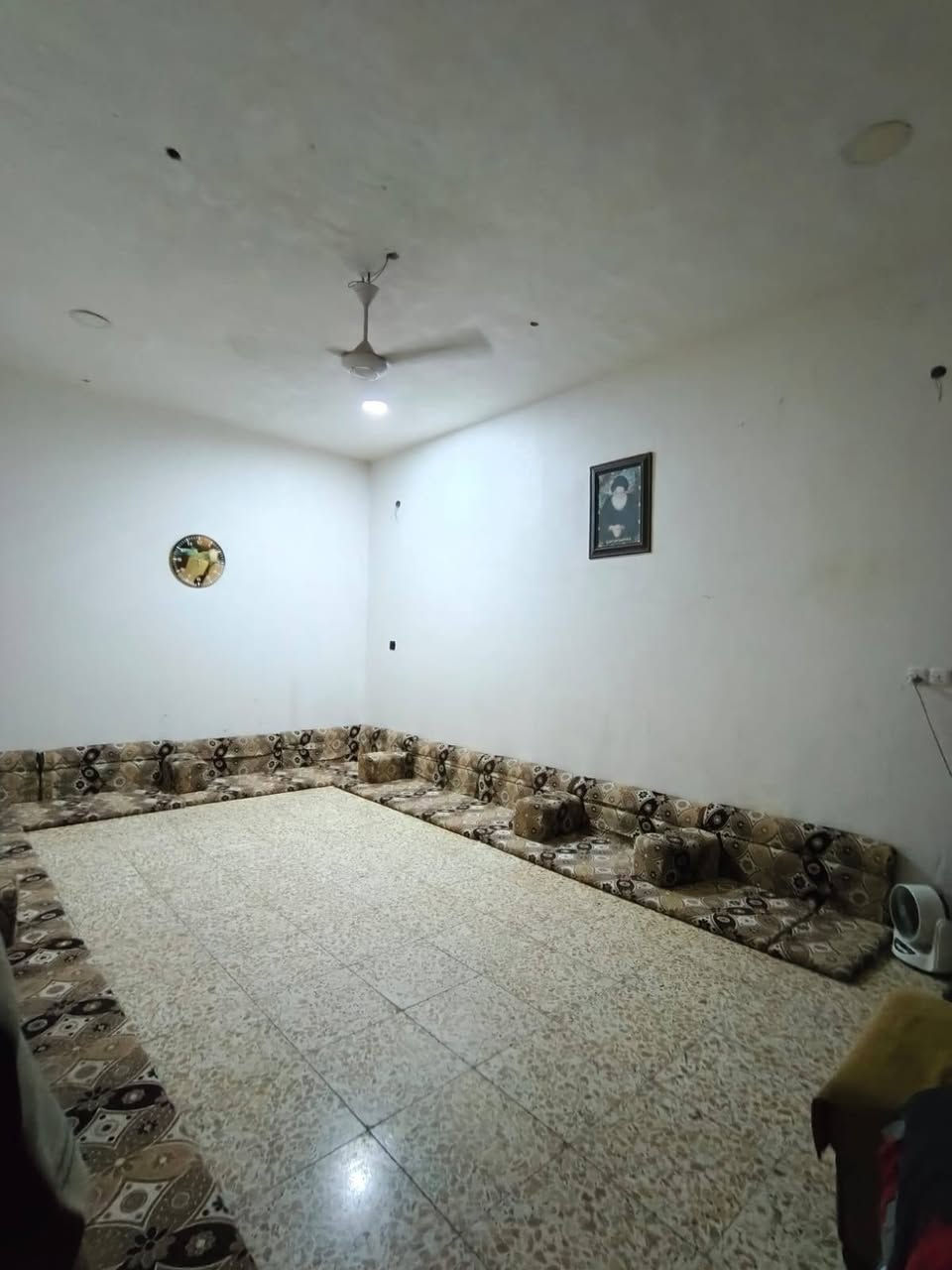 بيـت في منـطقت البـهادريه 
طـابو زراعـي صـرف  بنا حديث 
مساحه البيت 286 متر 
يحتوي ع غرفتين  وحمام 2 
ديوانيه  خارج البيت وكراجين 
 بي مطبخ حار ومطبخ بارد مناو ثنين
بنـا طابوك بيت قاط واحد مشتغلين بل طابق ثاني بي هياكل   قليل 
يبـعد عن تبليط 50 مـتر ولشارع الفرعي 8 مترات الرئيسي 15 متر 
السـعر 175 وقـابل التفاوض  رقم الهاتف *********** شريحه 
واتساب ***********
