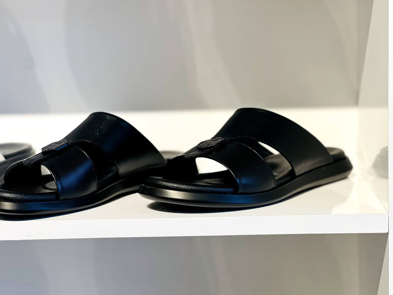 #الغني للملابس الرجالية
#اجود انوع الشحاطات والملابس وكافة التجهيزات الرجالية 

#الشرقاط الساحل الأيسر قرية عويجيلة 

يوجد خدمة توصيل ***********
