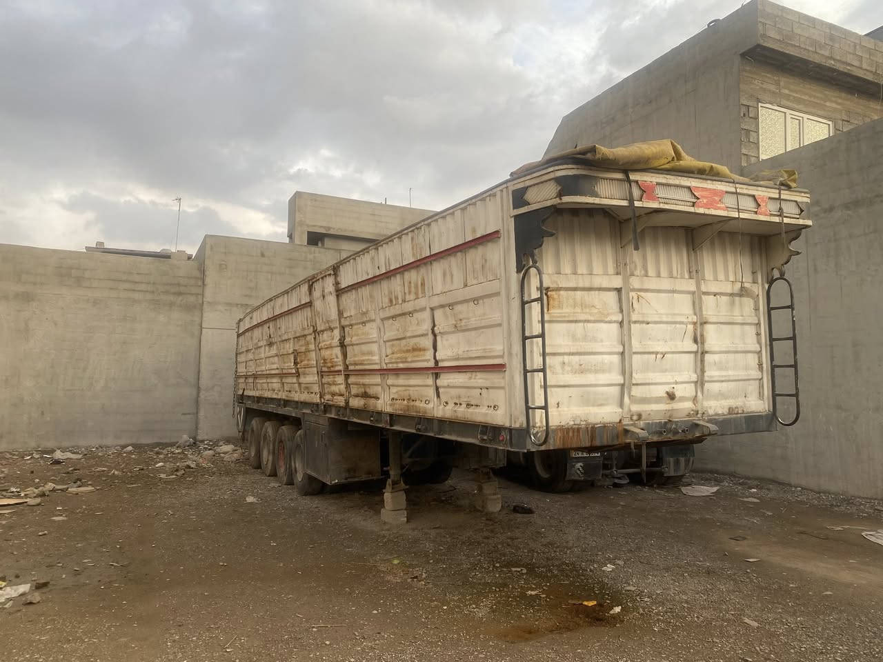 سلام   العليكم
بودي. العراقي. 
اربع دناگير. لعاب 
دبل تاير تخم تاير. جديد  
عنوان كلك. خبات 
سعر ٨٠ و مجال 
واتصاب. ***********
***********
