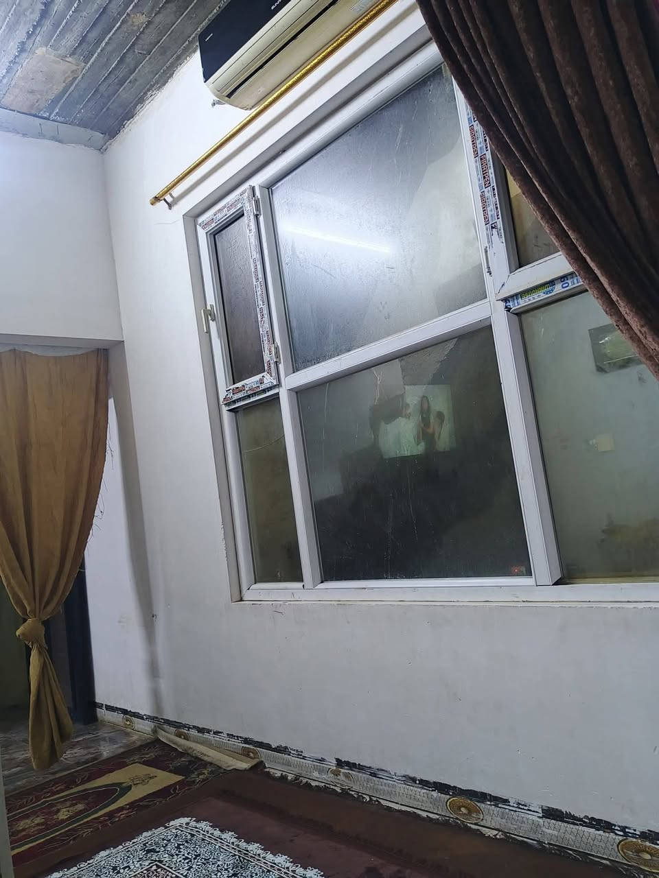 دار للبيع 100م مربع بي نواقص بس بيبان داخليه اوسقف ثانوي غرفتين نوم واستقبال عنوان حولي حي العسكري الزراعي قرب جسر ليلان رابع فرع من الشارع العام
سعر 38 اوبي مجال 
***********
