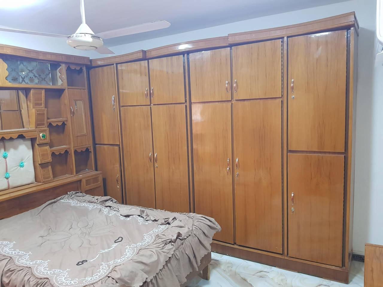 السلام عليكم غرفة اخشاب للبيع
مكان الغرفة الخالدية
السعر ٨٠٠ الف غرفة فر 

رقم 0783200440


**إذا كنت صاحب هذا الإعلان وتريد حذفه لأي سبب، رجاءا أرسل رسالة إلى الدعم الفني**