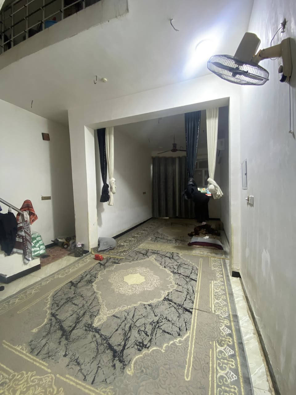 السلام عليكم ، بيت للبيع مساحة 100طولانيه ، بناء حديث طابق ونص صارله 4 سنوات مبني البيت
العنوان حي ملحق الفارس 
السعر الكلي 140
مطلوب اسكان 20 مليون ونص ، ينزلن من السعر
تسديد الاسكان 133 بالشهر
***********
