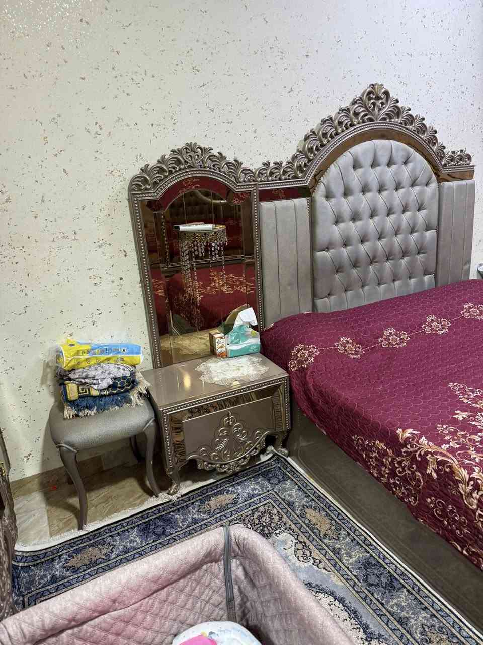 غرفة نوم تركيه ملكيه شغل تكمه  ماخذتها من كركوك من سحر للاثاث للبيع مابيها اي عيب ولا اي كسر ونظيفه كلش وبعد بيها مرايه طويله وطابوريه طويله يم السرير نفس قماش راس السرير بسبب ضيق المكان ممتواجدين للاستفسار اتصال على الرقم ***********
