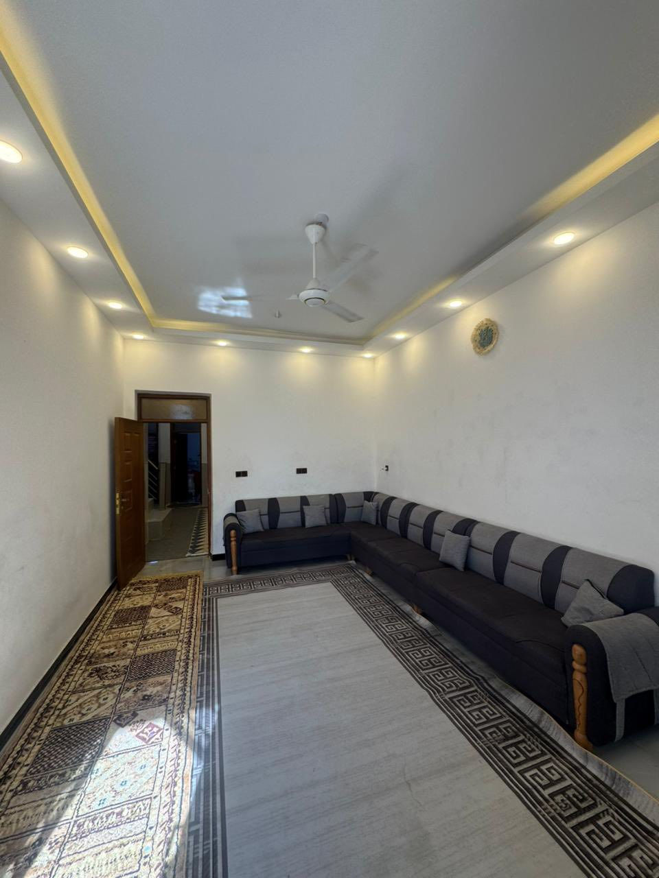 دار سكن طابو صرف في حي الأمير ( الثاني )
يقع على شارع ( ٣٠ ) م 
بناء طابوك - صب كونكريت 
مساحة ١٥٠ م 
يحتوي على ( غرفتين ) نوم
والثالثة طابق ثاني مع صحيات طابق ثاني  
صحيات داخلية + خارجية 
البيت مطلوب سلفه ( اسكان ) ( ٣٥ ) مليون 
يتم تنزيل من السعر ( الكلي ) 
تحويل ( مباشر ) - ( بناء درجه اولى ) 

للاستفسار مراجعة مكتب ( غيدان ) للعقار  
واسط - الزبيدية - مقابيل حي ( الصناعي )  
***********  
*********** محمد سيد غازي
