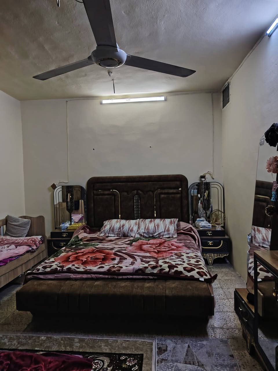 السلام عليكم غرفة للبيع نظيفة
السعر ٩٠٠ الف وبيها مجال
للاستفسار الاتصال على الرقم ***********
