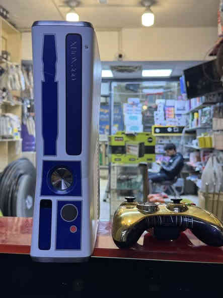 السلام عليكم xbox360 باندل نظافته 100‎%‎ جديد يجي ويا جوستكين واحد وايرليس بطاريتين والثانيه واير وبي العاب خير من الله للاستفسار اكثر اتصال على الرقم ***********  او تفضل خاص
