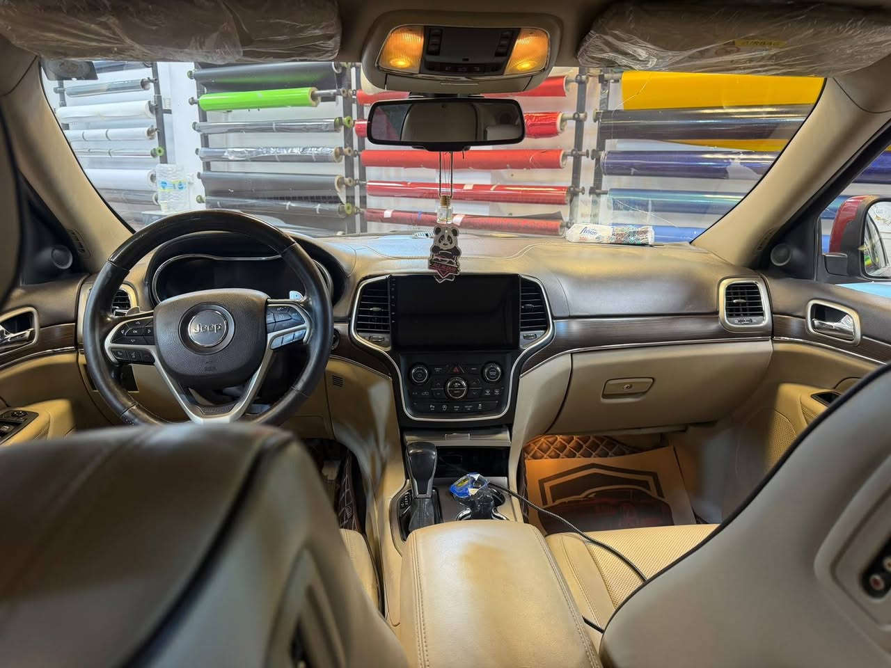 ✅ خليج
 محرك 8 سلندر HEMI 
دبل (4×4)  ✅
 3 شاشات ✅ جكات ✅ 
فتحة سقف بانوراما ✅
 بصمة تشغيل وأبواب ✅ 
كاميرا خلفية + حساسات ✅ 
داخلية جلد فاخرة ✅ 
مكيف ثلج ✅
 السيارة نظيفة جداً
📌 ملاحظات:
لا توجد أي قطرة صبغ (صبغ وكالة بالكامل).
توجد طخة جانبية خفيفة، تتعدل على البارد.
💰 السعر: (19.500) 📍
 الموقع: (بغداد زيونه) 
📞 للاستفسار: (***********)
