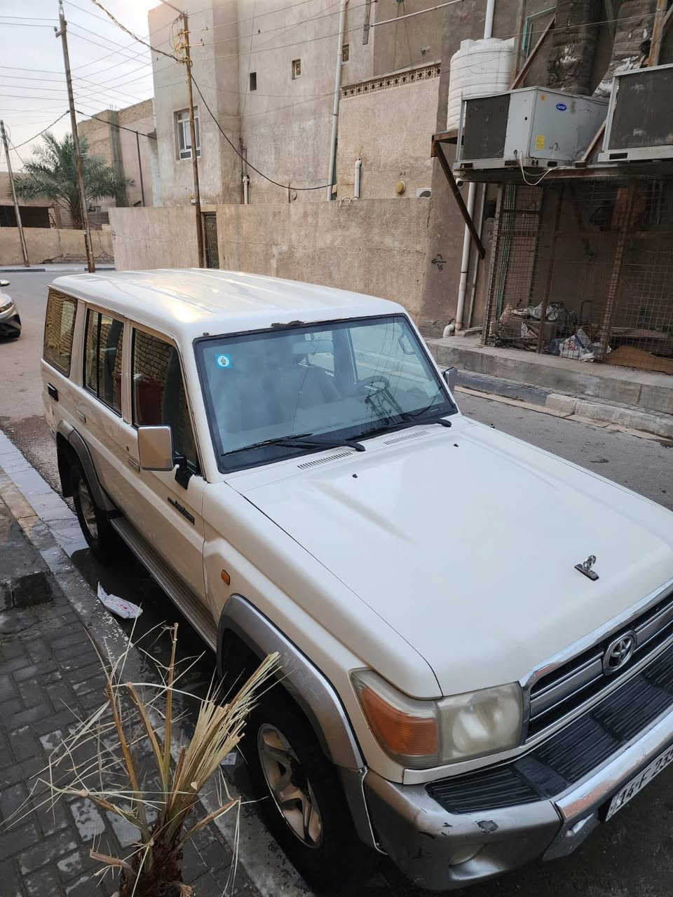 السلام عليكم لاندكروز شاص مديل 2013 بانزين كير عادي رقم بصره  سعر 190 رقم صاحب سياره ***********
