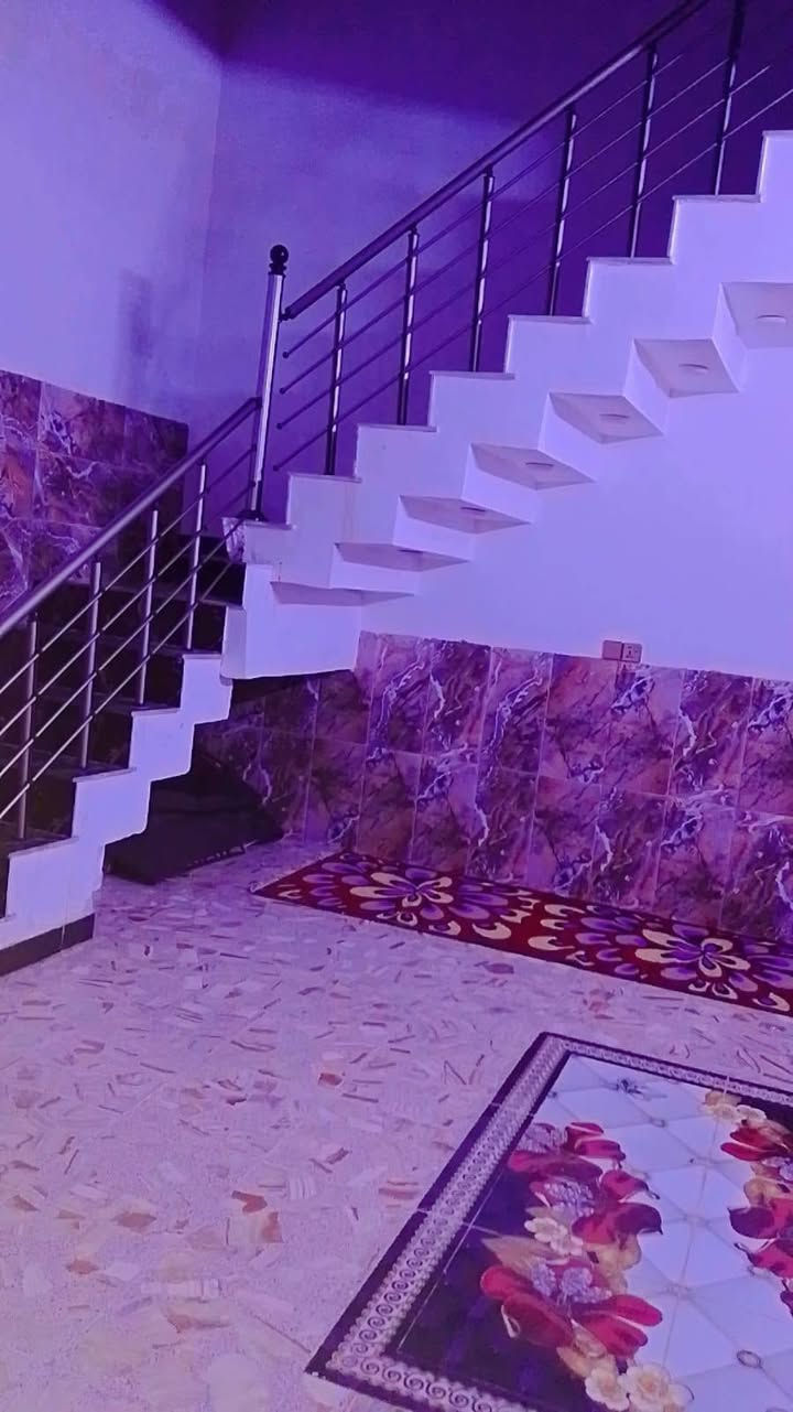 سلام عليكم بيت 160كامل من كلشي جاهز غرفتين وصاله ومطبخ وحمام واستقبال كراج تدخل بي سياره عنوانه السياحي حي الامانين شارع المسبح اومعمل مقداد رقم ***********
