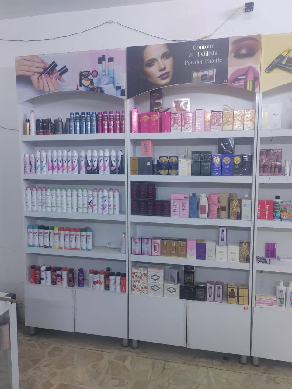 السلام عليكم رفوف للبيع  العدد7استخدام قليل ***********
