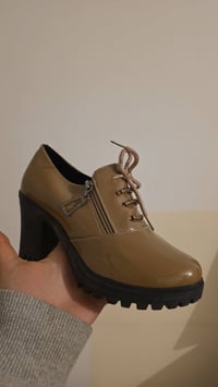 احذية للبيع بسعر الجملة 58 قطعة على 174 الف يعني سعر القطعة 3000 دينار...