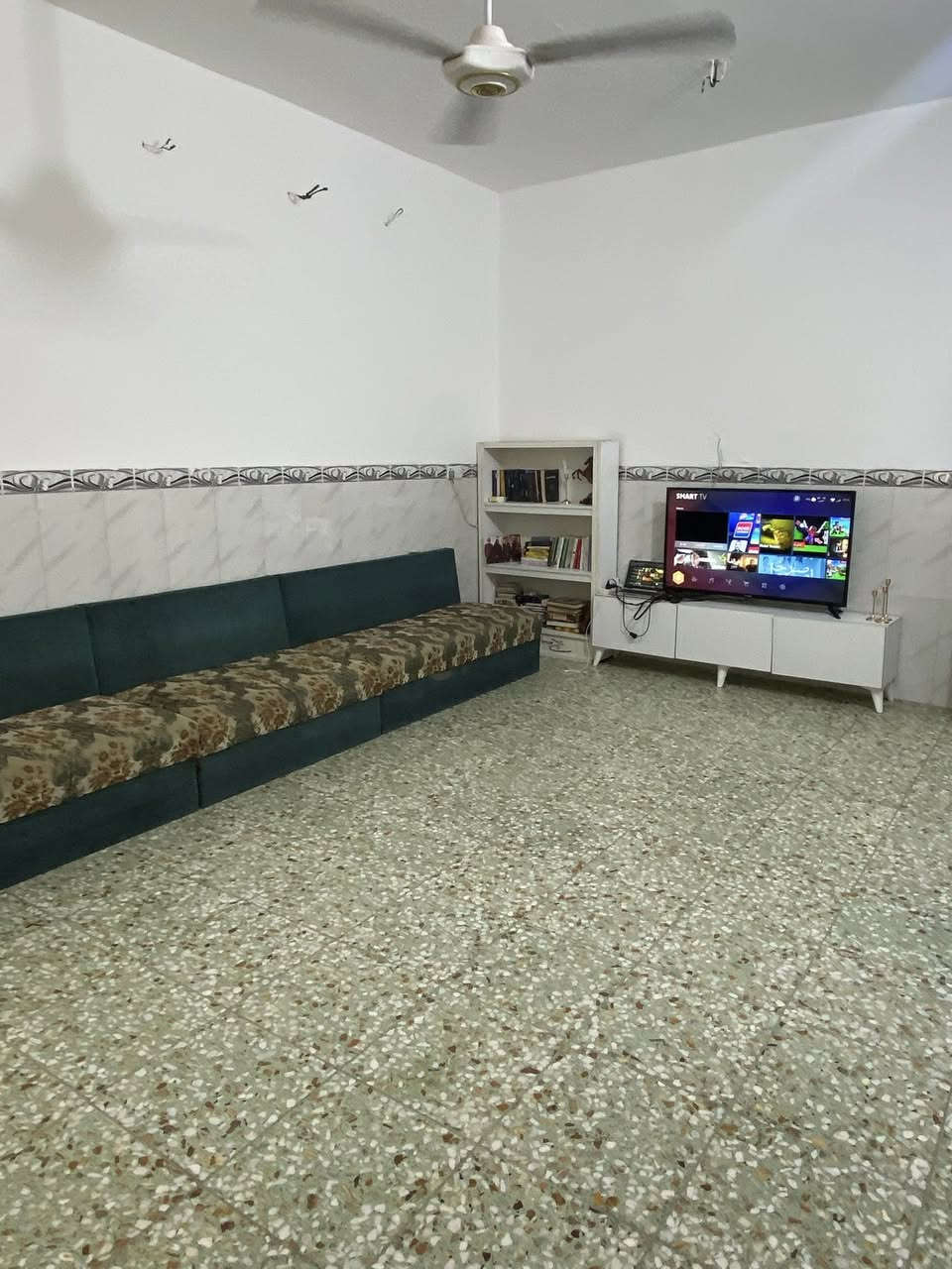 السلام عليكم
بيت للبيع في منطقة الشماعية (حي السفير )
مساحته 130م 
بناء وترميم حديث يحتوي على طابق ونصف 
الطابق الأول غرفة ومطبخ واستقبال وصاله وحمامين خارجي وداخلي وترك وكراج 
الطابق الثاني بيتونة وسطح 
المنطقة مبلطة ونظيفة وهادئة وبيها كل الخدمات 
واجهه 12م
والنزال 12.5
سعره مناسب وقابل للتفاوض 
للتواصل مع صاحب البيت مباشرة *********** واتساب او تواصل خاص
