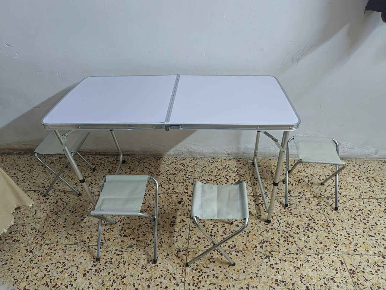 ميز طعام يطبك على شكل حقيبه بي ضرر بسيط مثل ما موضح بالصورة سعره 50وياه اربعه كراسي ***********
