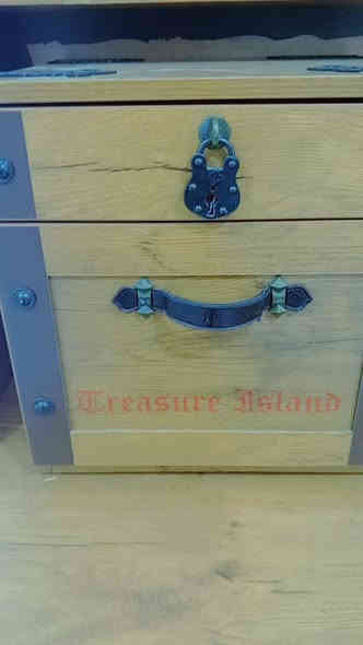 غرفة نوم جربايه نفريين حتى ميز دراسه بيها خشب اصلي صاج ب 550
***********
