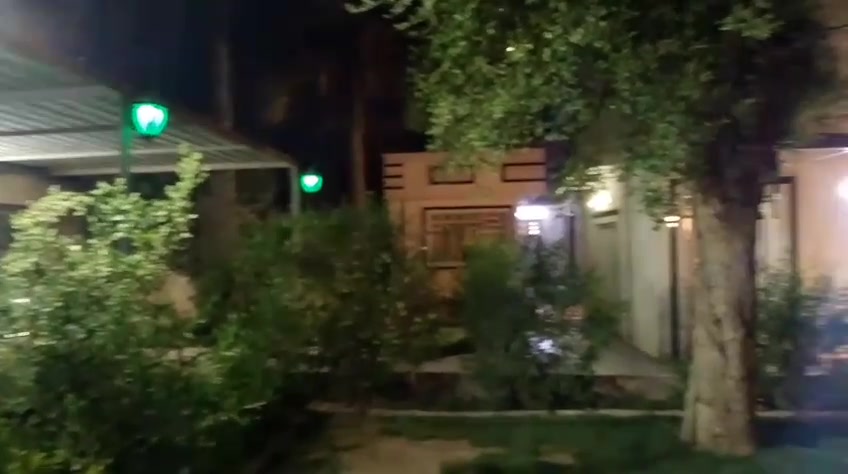 يالله سلام عليكم
بيتين مساحة ٩٤٠متر
طابو سند ٢٥ 
البيت إلاول  يحتوي على
٥ غرف نوم استقبال
حمامات عدد ٣ مطبخ وصاله 
البيت الثاني يحتوي على ٤نوم 
مطبخ استقبال وصاله حمامات عدد ٢
حديقة وكراج 
وحديقة ثانية خلف البيت 
موقع البيت قريب كلش الشارع العام 
مسافة ٥٠ متر العنوان المداىن منطقة الجعاره قرب جامع سيد علي
للاستفسار الاتصال على ***********
