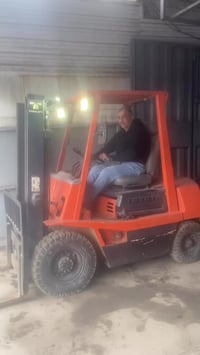 رافعة شوكية تويوتا طنين ونص كاز جاهزة للعمل بسعر٣٣$مكانها البياع الحي ...