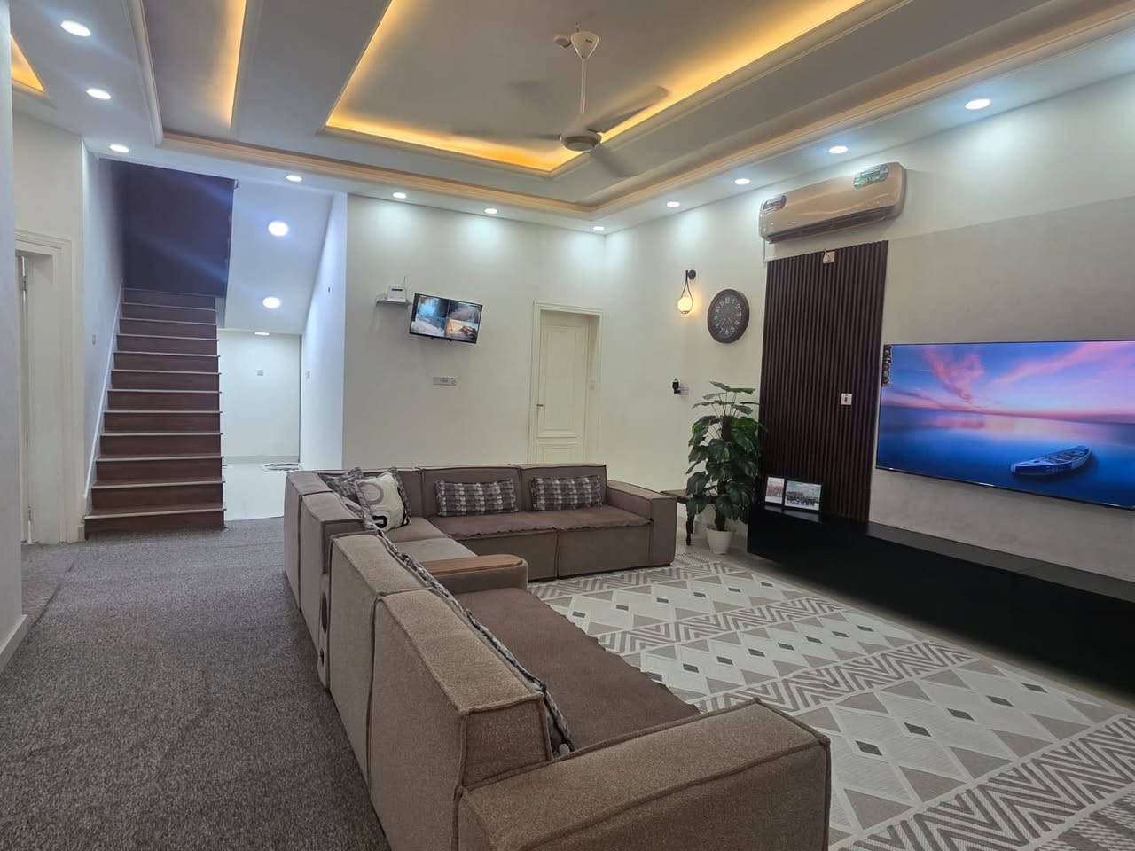 (#أَعَــــــــــــــــــــلَأَنَ) 
   ((#مكتــب_شمــس_الباحــث_للعــقارات_السماوة))

دار للبيع ▪️ في الجربوعيه قرب المستشفى الاماني
المساحــه ▪️200m طابقين 

 يتكون من 4 غرف  نوم صالتين  واستقبال مطبخ ومجمعات صحيه مطلوب للأسكان 30 مليون التسديد الشهري 173 الف 

السعر الكلي مع الطلب 200 مليون قابل للتفاوض   

#حاب_تعرض_عقارك_كل_ماعليك_مراسلتنا_على.          _الخاص_أو الأتصل_على_أرقام_المكتب https://www.facebook.com/shamsalbhith?mibextid=LQQJ4d

     شمس الباحث للعقارات السماوة 
                       بأدارة    
             ابو مؤمل الفرطوسي      
                  ***********      ***********

(🌹#شعارنا_الأمانة_والثقه_والأخلاص_في_العمل🌹)
