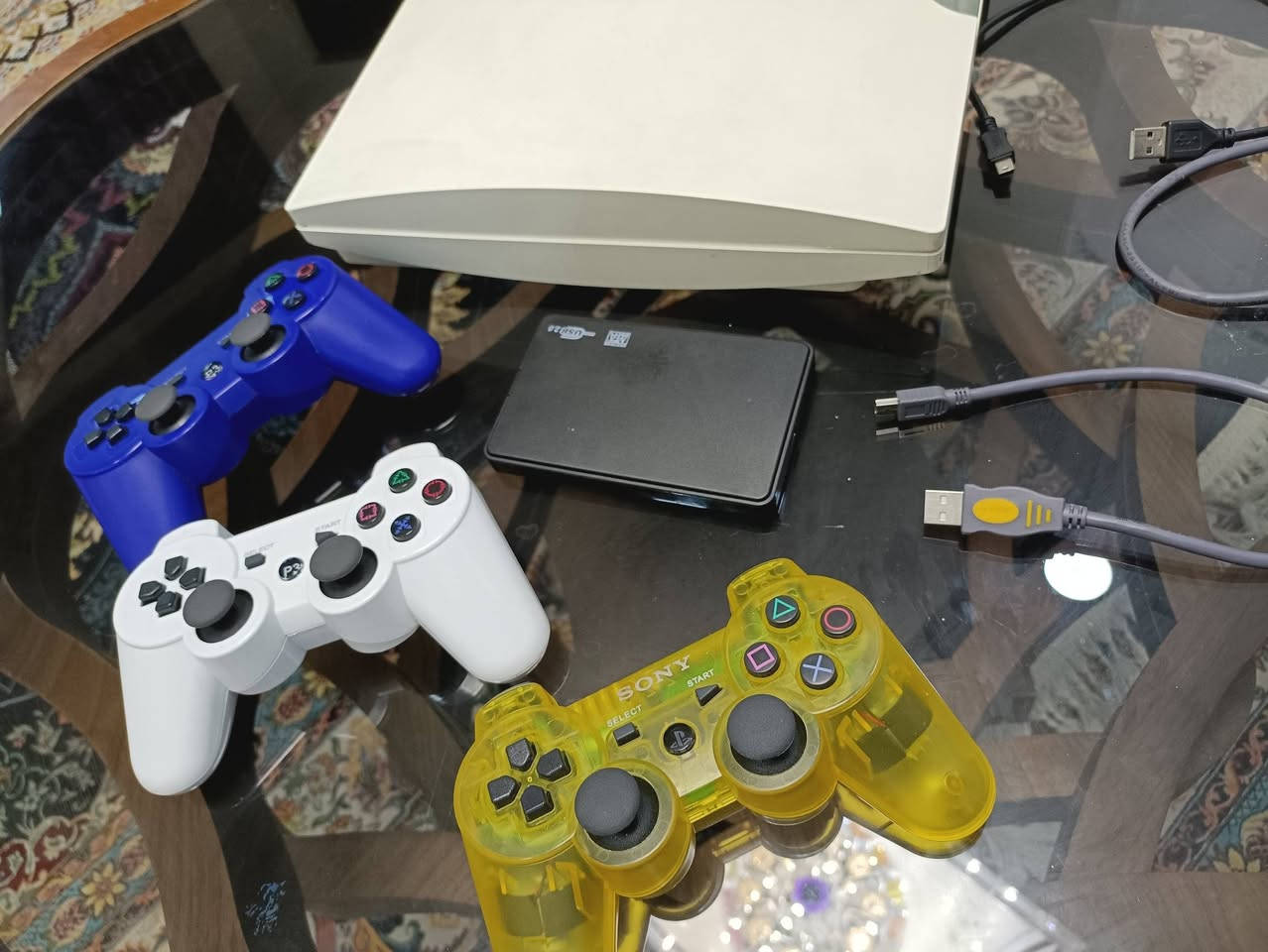 🎮 جهاز PlayStation 3 للبيع – سليم ومهكّر + 3 يدات + كوابل
🔥 المواصفات والمحتويات:

✔️ جهاز PlayStation 3

✔️ نظام مهكّر يقدر تحميل وتشغيل ألعاب PS1 • PS2 • PS3 (ألعاب غير مثبتة مسبقاً، تقدر تحميل اللي تحب)

✔️ 3 يدات تحكّم شغالات لا يوجد اي عطل 

✔️ أسلاك شحن لليدان

✔️ العنوان ديوانيه

📌 الجهاز شغّال تماماً وسليم

📌 وهارد يحتوي على44 لعبه وفيه مساحه اضافيه  على الهارد اذا كنت تريد زيادت عدد العبات تقدر تحمل ويأتي سلك لتشغيل الهارد عدى اسلاك الشحن يعني 3 اسلاك 

📍 السعر: (130.000) وبي مجال 

📞 للتواصل: (***********/واتس)
