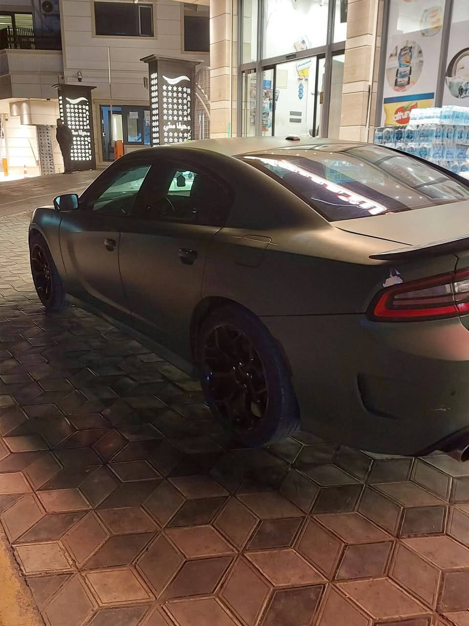 جارجر ٢٠١٨ وارد امريكا محرك ٥٧٠٠ حره باسمي رقم بغداد حادثها جاملغ خلفي فقط عكس السائق مطاك بيها اي ايرباك وصور الحادث موجود السياره بوليسية واني مبدل بيها كل شي يعني غرفة كاملة كشنات وتنته لان هي تجي بدون مصباح داخلي بدون يدات قماره بدون حصان كير تعليك ومسوي طرح كت كامل srt فافون اصلي مو فايبر ويل كب تخم تاير ٢٠ حتى الدبلات الخلفيه مبدلهن لان البوليسية تجي اعلى من الجارجر العادية بسبب الدبلات شديتها دبلات مال هيمي صارت طبيعية يعني باختصار السياره ممبينه بوليسية فقط من الكير لان كيرها عصا والي ميعرف ليش كيرها عصا افهمة كير البوليسي اكبر من كير العاديه ويجي ميكانيكي مو كهرباء لذلك من ينزل يصير اليدة عصا مو كهرباء السياره جاهزه وجديده واني مغير لونها اصلها سلفر مصبوغة داخل وخارج والصبغ مو صبغ عليوي صبغ وكلير طافي واي شخص راح يجي يشوفها ياكد من كلامي .
وضايفلها منظومه غاز يعني انسى صرف البانزين المحسن وغيره
مواصفات ....
محرك ٥٧٠٠ . شاشة كبيره . كامرة دوارة. حساس خلفي . كشنات كهرباء . ويل كب ٢٠ . كت كامل srt اصلي فافون . سعر 175
  ***********
