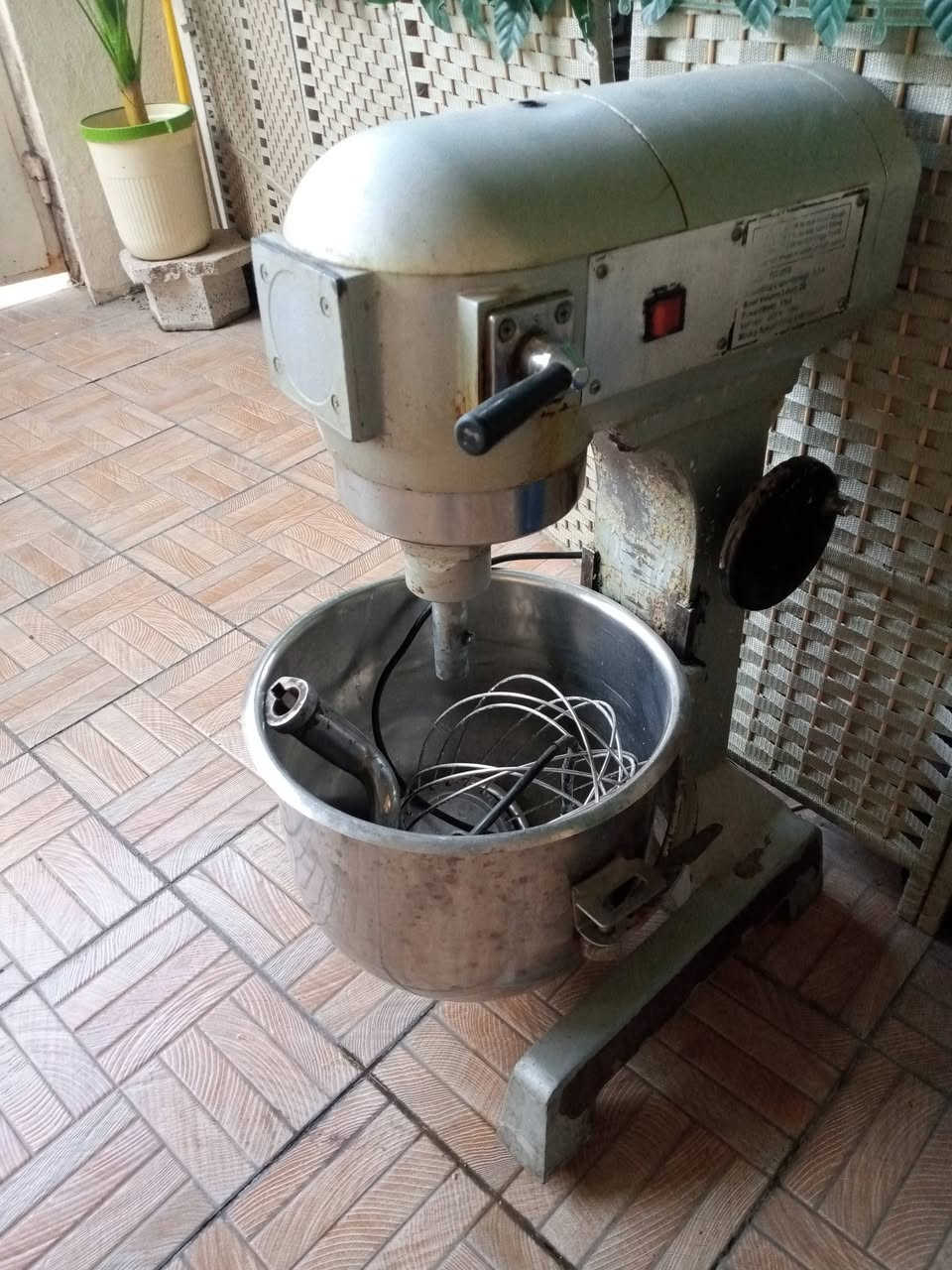 اغراض مطعم للبيع كاشير شاشه لمس نظام مطعم 450 الف خلاط حمص 10لتر 275 الف عجانه كيك 10 كيلو 275 الف بغداد ***********
