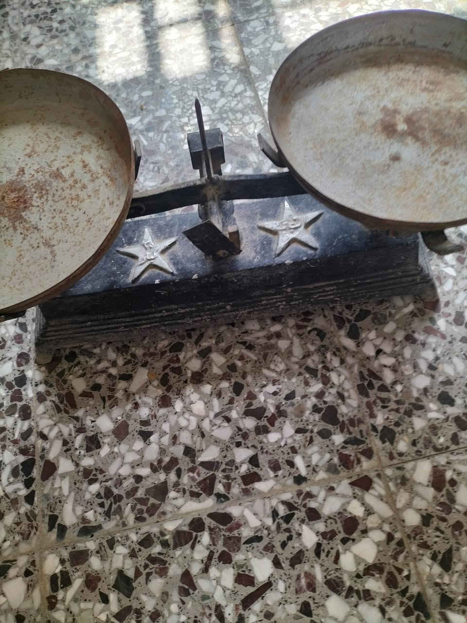 ميزان قديم انتيكه نحاس السعر 75 الف وبي مجال للشراي المكان بغداد..


**إذا كنت صاحب هذا الإعلان وتريد حذفه لأي سبب، رجاءا أرسل رسالة إلى الدعم الفني**