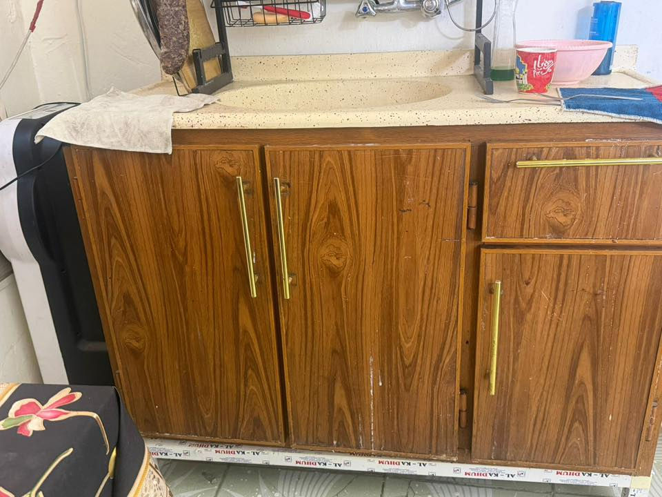 غرفة نوم خشب اصلي مابيها اي ضررر500 وبيها مجال
مطبخ كامل اخو الجديد 200 وبيها مجال
ثلاجة وغسالة بحالة ممتازة 300 وبيهم مجال
بغداد العطيفية 
***********واتس
