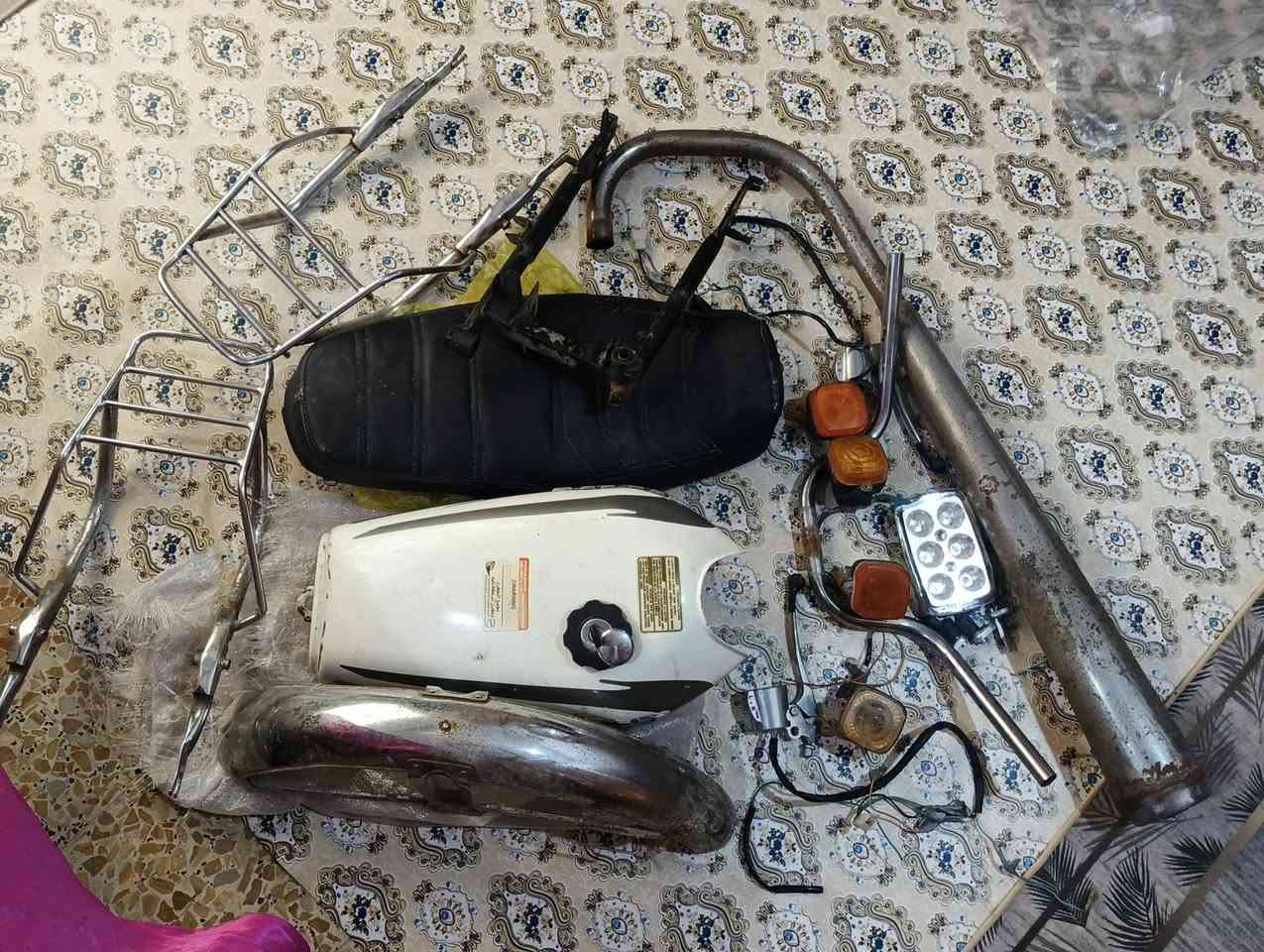 السلام عليكم غراض دراجه ايراني بيع شلع السعر ٦٠ قفل جماعت ٥٠ ول ٥٥ لا يجي ٦٠ قفل مكاني بلجبايش يم النصب الشهيد هاذ رقم تليفوني ***********
