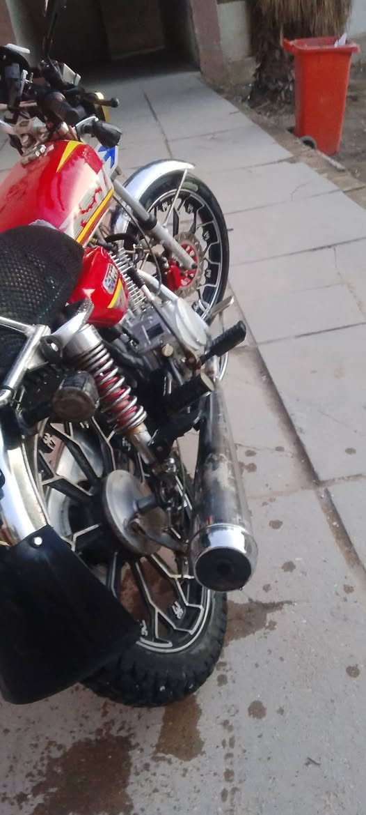 السلام عليكم ورحمه الله وبركاته للبيع دراجه 5كير شغاله سلف هندر كهربائيات مكينه ناعمه بيه نواقص بسيطه سعر 450الف مكاني بغداد ساحه عدن هاتف***********
