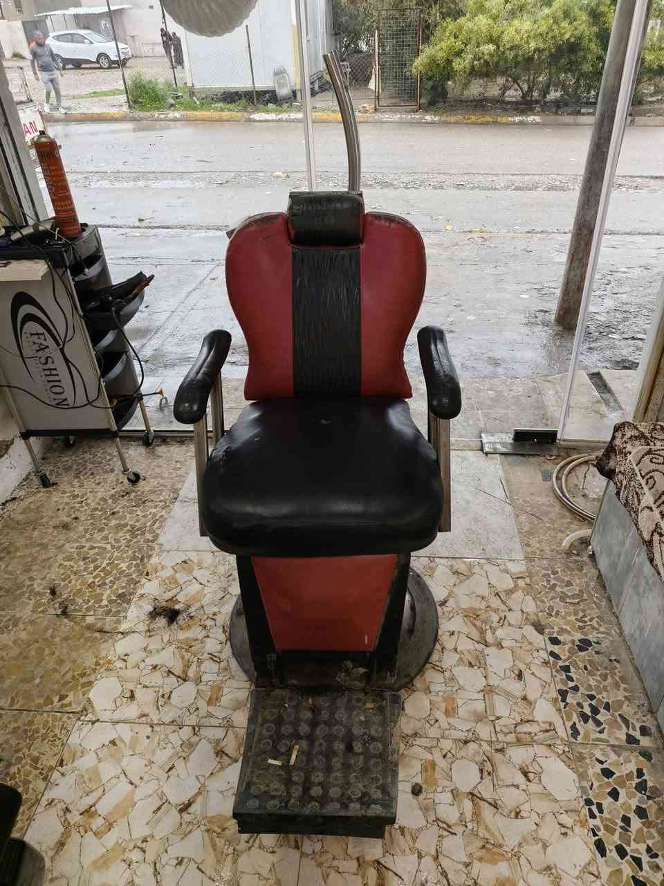 كراسي للبيع... الشبح جديد استعمال اسبوع سعر 325 و الكرسي العادي 150 (***********) موصل جانب الايمن
