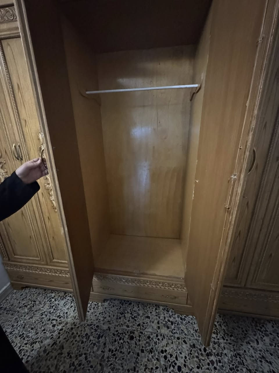 غرفة  للبيع نضيفة كلش ومرتبة وكل غراضها كاملة اخت الجديدة للاستفسار خاص او ع الرقم ***********
