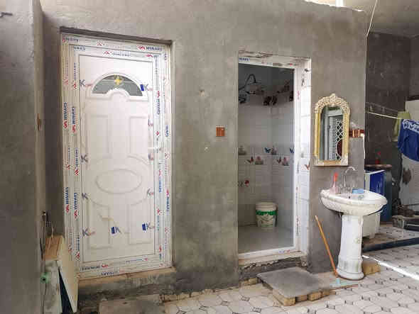 بيت طابوك  كونكريت مسلح مساحه 200 متر في الاسكان الصناعي دور سيد حمزه النزله الخامسه يحتوي على غرفتين وصاله  وديوانيه ومطبخ وصحيات داخليه وخارجيه وطارمه الشراي  يتصل واتساب ***********
