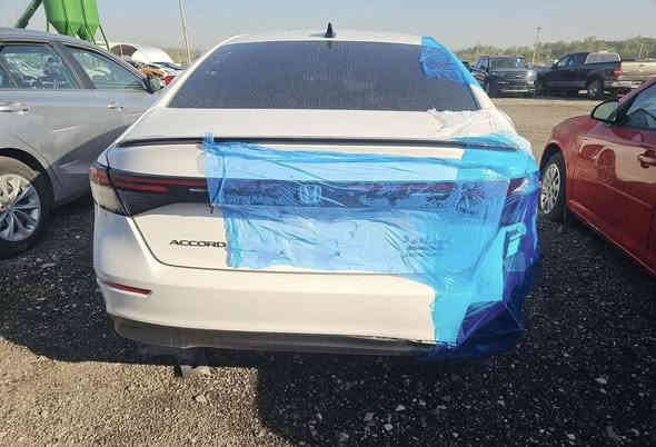 السلام عليكم 
هوندا اكورد 2024 SPORT
حادث خفيف جداً فقط جاملغ
ماشيه 18 
السعر واصل عمان 160
***********
