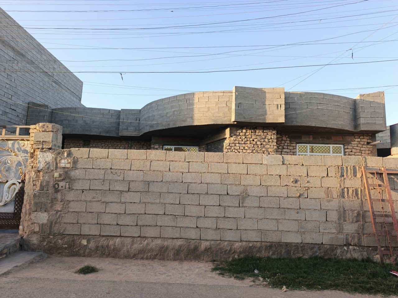 بسم الله الرحمن الرحيم 

دار للبيع في الرمادي الطاش الاولى قرب جامع صاحب البراق الدار طابو صرف تحويل مباشر مساحه الدار الكليه 333 متر الوجه 17 ونزال 20 مكون الدار من غرف نوم عدد 2 وصاله ومطبخ وحمامات داخليه وهول وديوان ومجموعه صحيات خارجيه وكراج وحديقه السعر 115 وقابل للتفاوض للاستفسار اكثر الاتصال ***********
