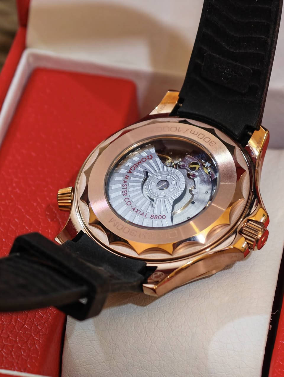 يا الله
هذه الساعة هي Omega Seamaster Diver 300M Co-Axial Master Chronometer 42mm. تتميز بهيكل مصنوع من مزيج Bronze Gold (الذهب البرونزي) الحصري من أوميغا، مع ميناء أسود وإطار من السيراميك الأحمر، بالإضافة إلى سوار مطاطي أسود قطر 42 مم من البرونز الذهبي مع ميناء دائري أسود وتاريخ عند موضع الساعة 6الحركة: حركة أوتوماتيكية Omega Calibre 8800 مقاومة للمجالات المغناطيسية حتى 15,000 غاوسمقاومة الماء: حتى عمق 300 متر (1000 قدم)
***********
