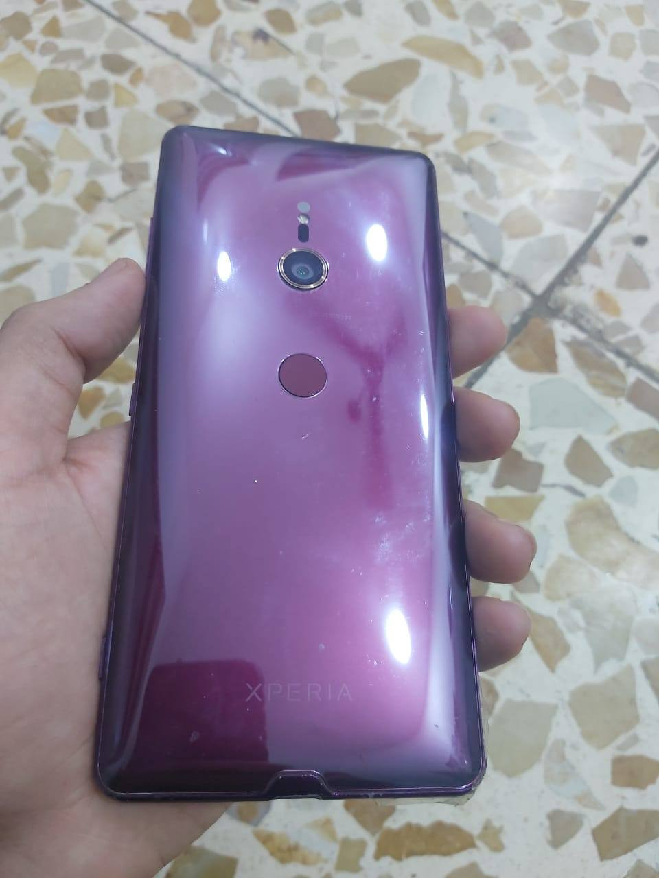 سوني XZ3 جهاز غني عن التعريف بي ضربة خفيفة بالحافة مال الشاشة وخط مثل ما موضح بالصور وما مأثر على اللمس والشريحة مقفولة من اليابان والباقي كفالة سعره 50 ألف 
متوفر واتس آب ***********
