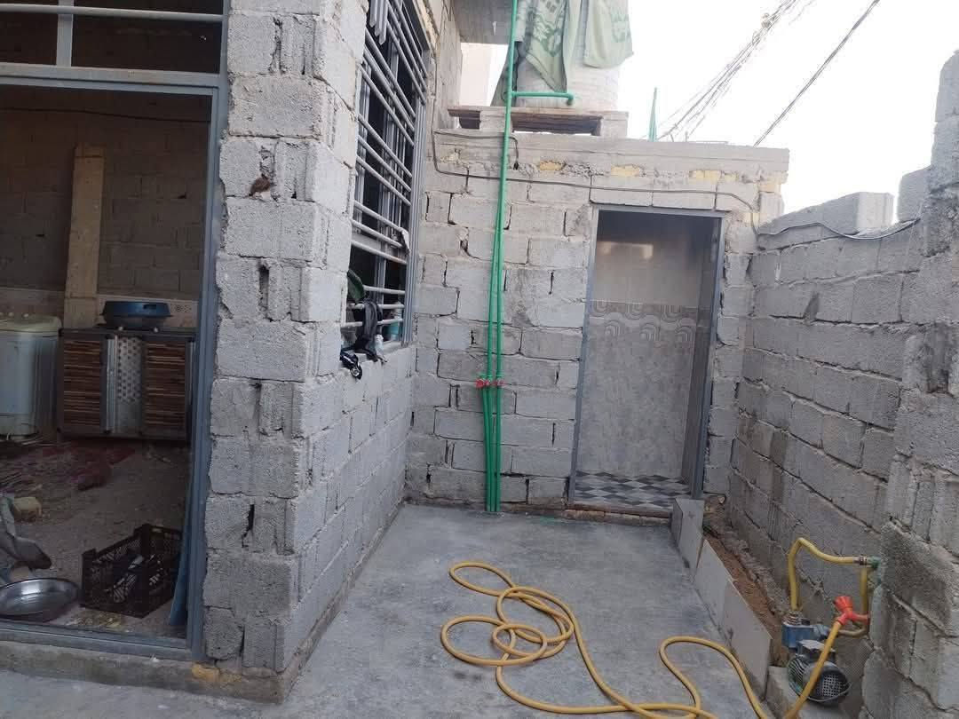 سلام عليكم ورحمة الله وبركاته... 
بيت البيع م 150عمود 136يحتوي ع غرفتين نوم وصاله وستقبال ومطبخ حار وبارد حمامات 2واحد خارجي وداخلي 
كراج عايز البيت بس ارضيه،،.  معه كافت الخدمات غير متواجد  تصال ***********
