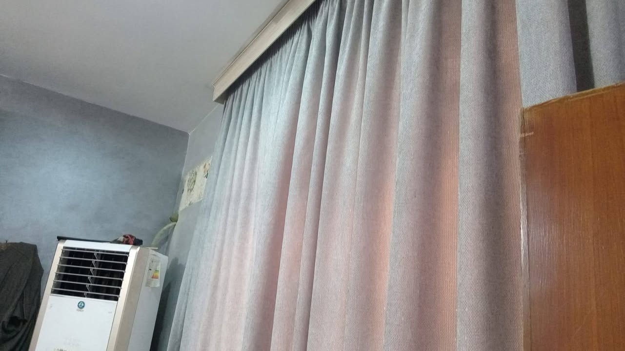 من رخصة الادمن/دار للبيع بأسمي ملك صرف بغداد الشعب حي العقاري قرب جامع بدريه الرواف محله ٣٣٧/ زقاق ١١ / دار / ١٨ بناء جناي من جميع المواد ملاحظه الطابق الثاني نفس الأول والثالث سندويج بنل درجه اولى يتكون من/ ٣ غرف تأسيس حديث الاتصال على الخاص ***********
