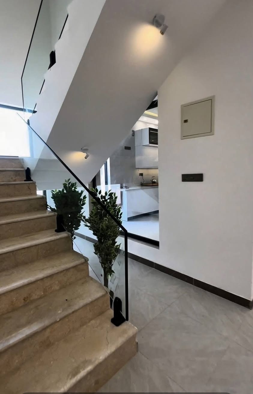 لا تضيع الفرصة اللي غيرك دا ينتظرها!

تخيل بيتك بموقع مميز بعد تقاطع العامرية
مساحة ٢٥٠ م²… راحة، خصوصية، وفخامة بكل تفصيل 👌
كوالتي جداً عالي وتشطيب يليق بذوقك
مقدّم مناسب حتى تملك بدون ضغط
سند طابو أصولي وأمان كامل

هذا مو مجرد عقار…
هذا استقرار إلك ولعائلتك ومستقبل مضمون 📈

تنفيذ وتطوير شركة دقة الإسكان
اسم كبير وثقة مستمرة بالسوق العراقي 🇮🇶

📞 القرار بيدك… لا تأجل حلمك
***********
