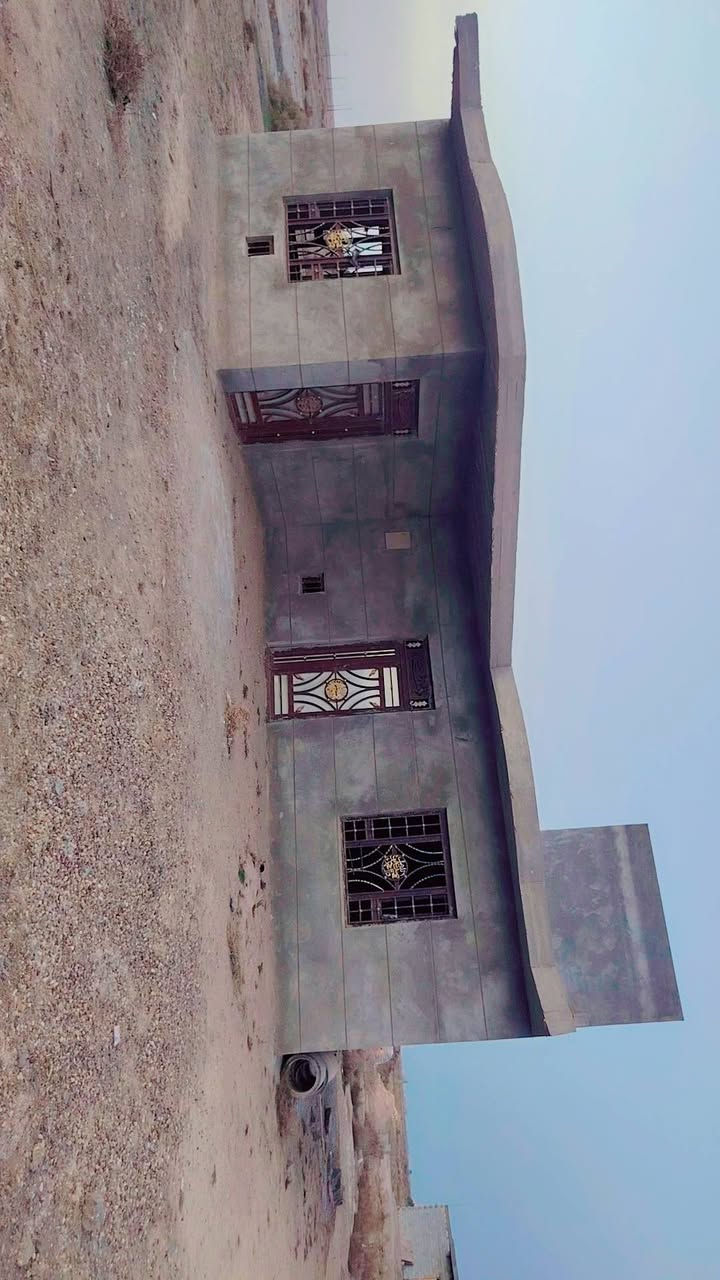 بيت مع 4دوانم للبيع قرب مركز عوده الشاهين كل الخدمات متوفره مكلف بل نشر ***********
