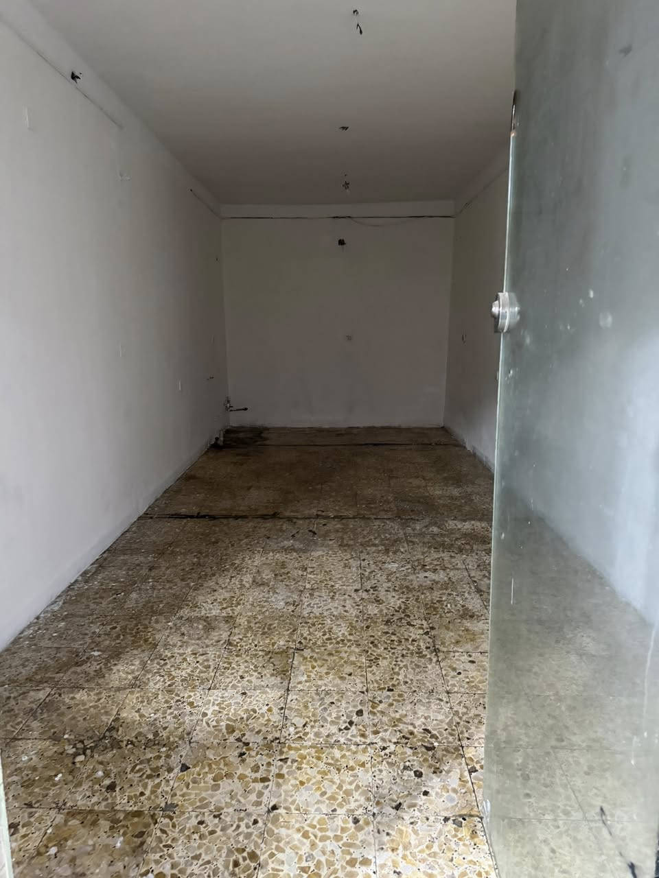 السلام عليكم يوجد محلين للأيجار حي تونس شارع جامع القرأن الكريم للاستفسار الاتصال على الرقم *********** .
