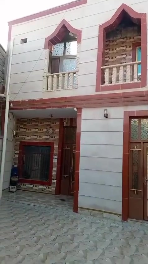 مكلف بالنشر بيت للبيع في حمادي قرب جامع الخير المساحه 225
عدد غرف النوم 4
الطابق الارضي والثاني سيراميك 
الطابق الثاني سقف ثانوي بالكامل 
مساحه خلف البيت 
صحيات عدد 2 بطابق الاول والثاني 
مخزن للبيت بالطابق الثالث السطح
ديوان وصاله كبيره ومطبخ للاستفسار ***********محمد
