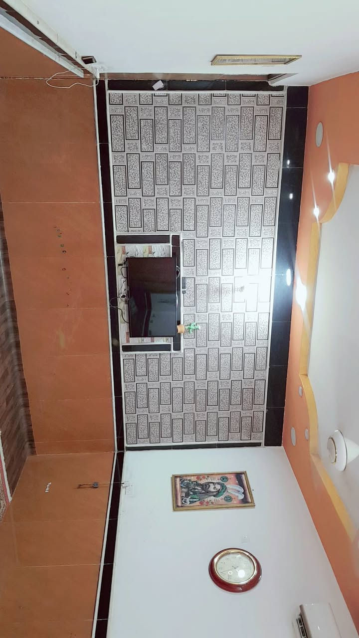 بيت للبيع مساحة 200م طابو صرف  ***********
بناء حديث  حي الغدير  قرب مدرسه الفرح الابتدائية الصينيه جديده قريب على اربع سايدات بفرعين توصل لشارع عام مؤدي الى مستشفى اللبناني طابق واحد

يتكون من ساحه وحمام وتوليت خارجي استقبال٥×٦ ومطبخ ٥× ٤ حارد وبارد  صاله  منورين لبيت غرفتين ٥×٥ 

وسطح ايزوكام وستاره كما مبين بل صور                                                                                                                                                                                                            لبيت كامل شراي   وسعر. للاستفسار الاتصال على الرقم

***********
