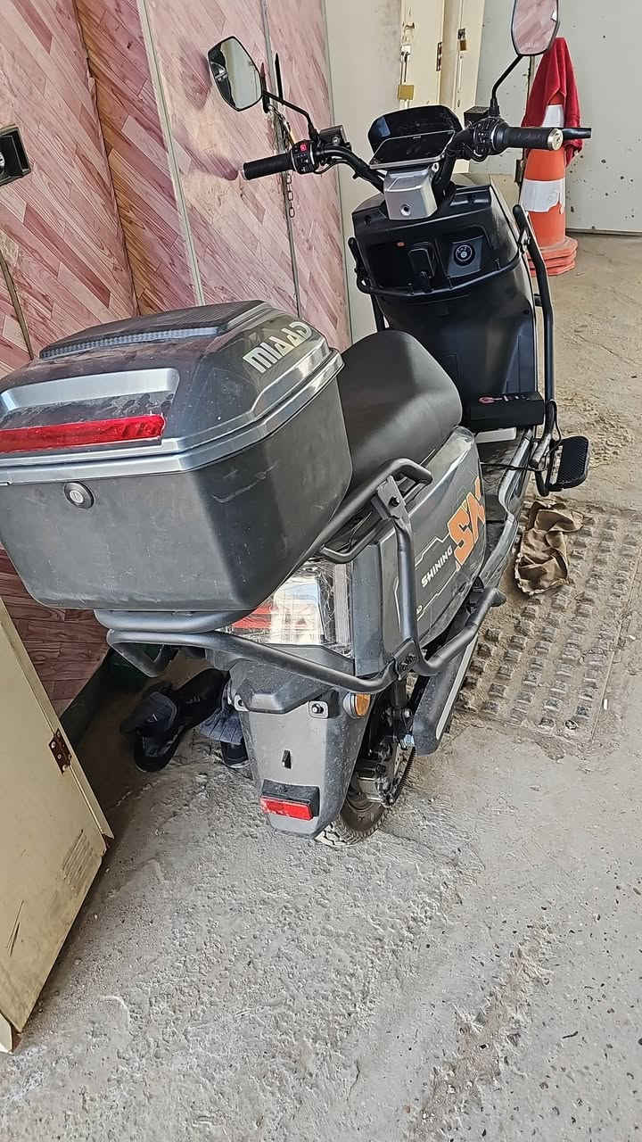 دراجه شحن السرعه ٦٠ تمشيك بالشحنه الوحده ٥٥ كيلو إلى ٦٠ ٦بطارايات مسطره شاشه الدراجه صارلها شهر اخذتها من مؤيد طياره بمليون واحتاجيت اريد ابيعها ب٩٠٠ العنوان بغداد حي الجهاد 
***********
سيد حيدر
