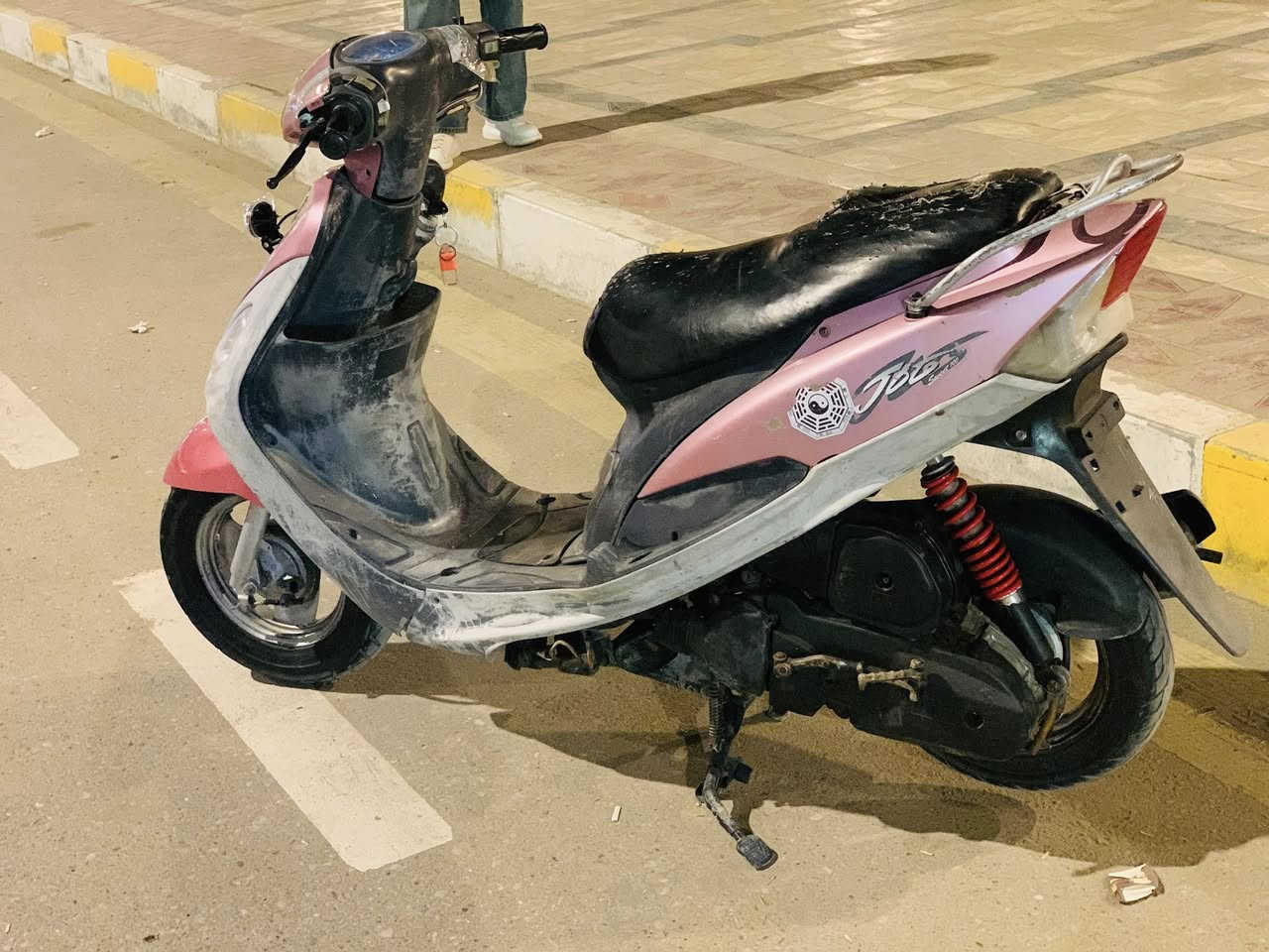 سلام عليكم دراجه ماكس منغولي كلشي شغال بس لمكينه كايمه كايمه سلف هندر كهربيات كلشي شتغل ما عده لمكينه أبايعك كايمه لان طافيه ما ادري بيه كايمه او لا بس أبيع كايمه سعر٢٧٥وبيه مجال مكان ناصريه حي الفدا شارع المدارس 
***********
وذا اكو مراوس راوس وانطي فرق
