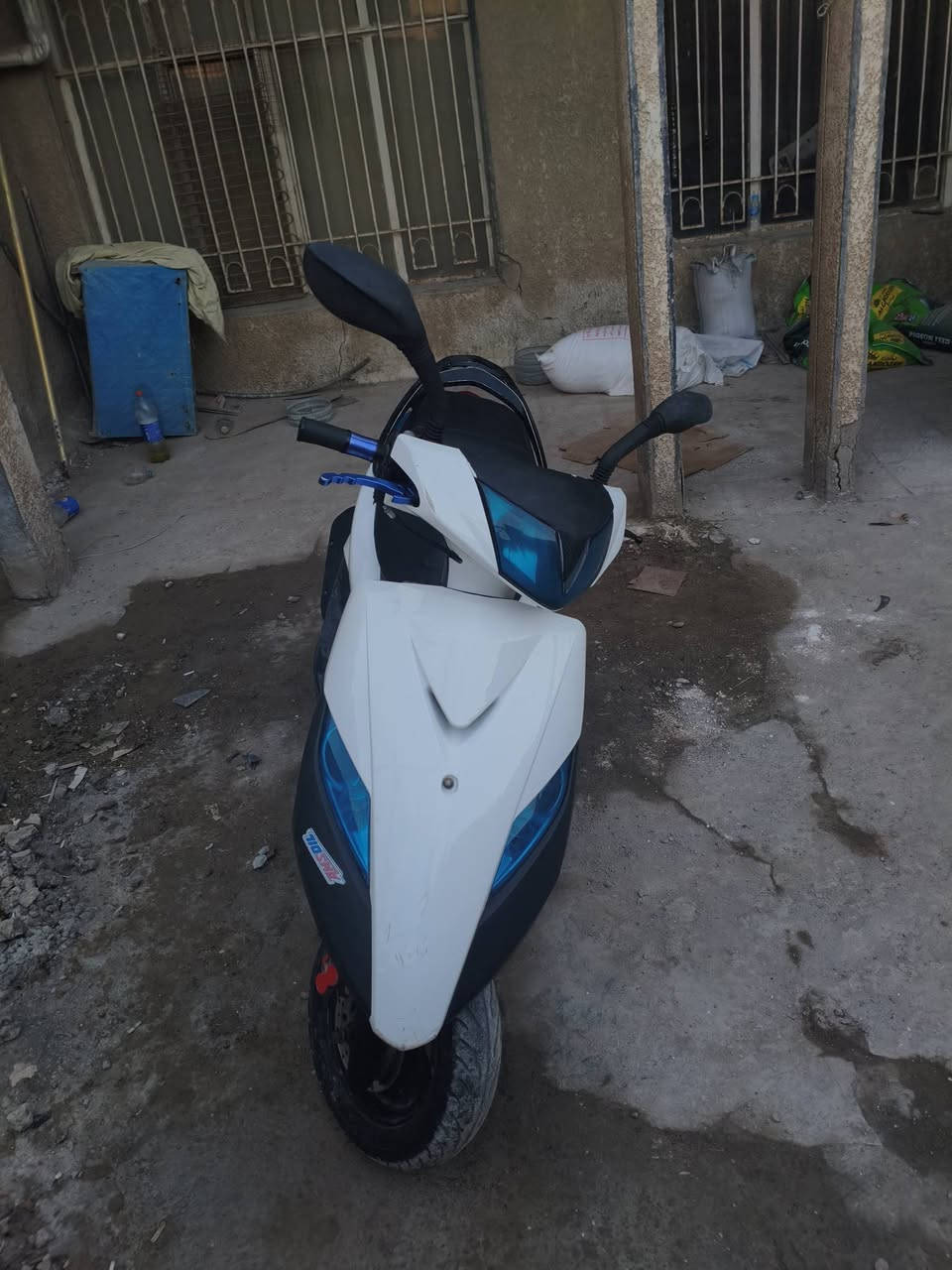 السلام عليكم ماكس ثعلب 140
الدراجه كفاله عامه مكينه خرسه ولا صوت تزويدها يدات ريك وبانزين ودبل خلفي كشنها  جديد دبل امامي قبل اسبوع شديته مرايات بيها جدد كلشي جاهز بيها يعني تاخذها وتنساها كلشي ما تتفع عليها بس بانزين سعرها750وبي مجال للتواصل ***********
