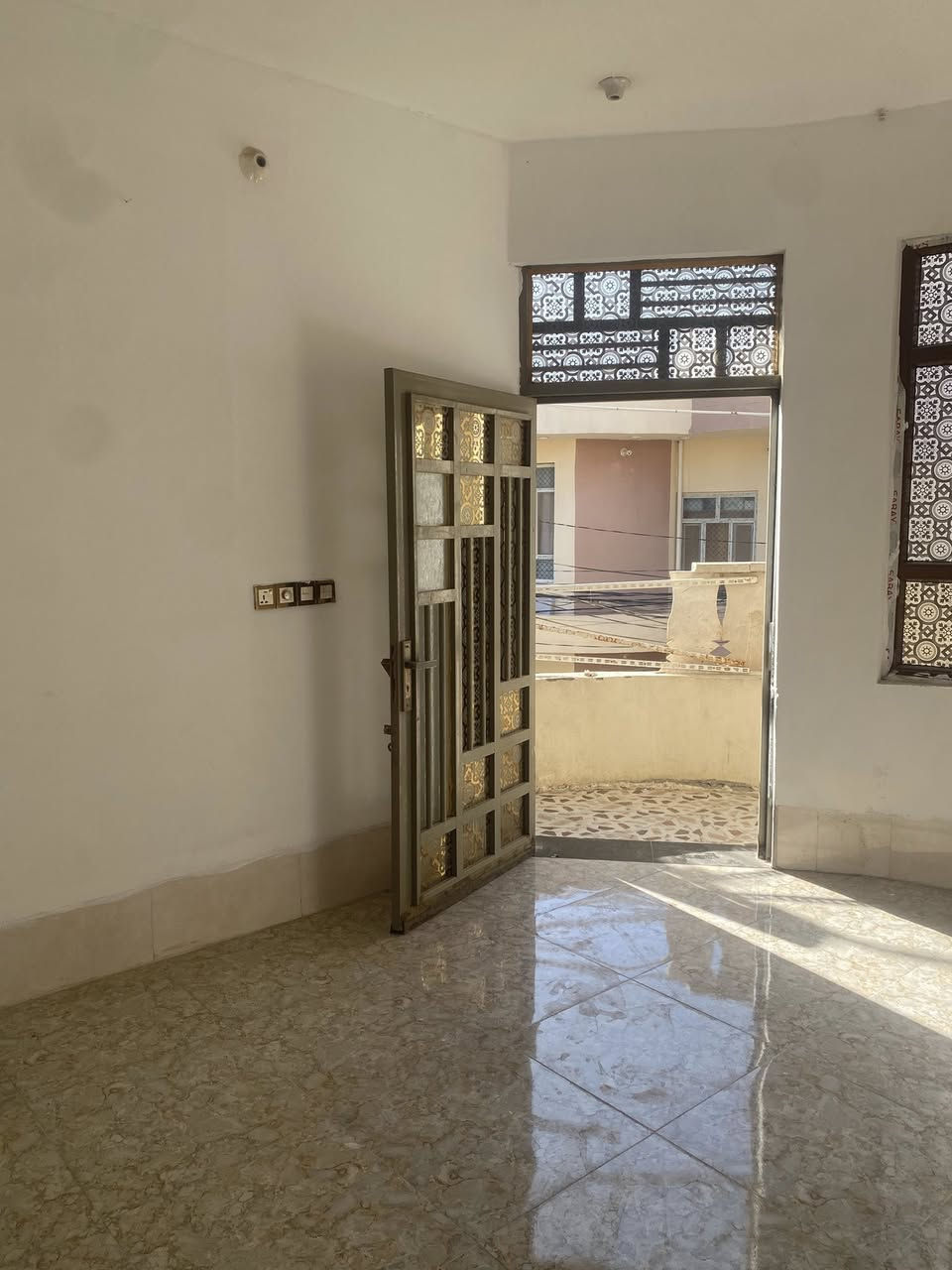 � للإيجار – مشتمل طابق ثاني بموقع مميز

فرصة سكن مريحة في موقع ممتاز، مشتمل طابق ثاني بمساحة 140 متر²، بناء حديث سنة 2022. الموقع خلف قاعة فينوس للأعراس 

🔹 يتكون من:
✅ غرفتين نوم
✅ صالة 
✅ استقبال
✅ مطبخ
✅ صحيات شرقي وغربي
✅ بيتونة
✅ سطح مستقل

🔹 المميزات:
✅ سبالت جدارية
✅ كاونتر مطبخ
✅ سخان مياه
✅ تشطيبات حديثة وموقع مميز

للاستفسار والمعاينة:
📞 ***********
📱 متوفر واتساب
