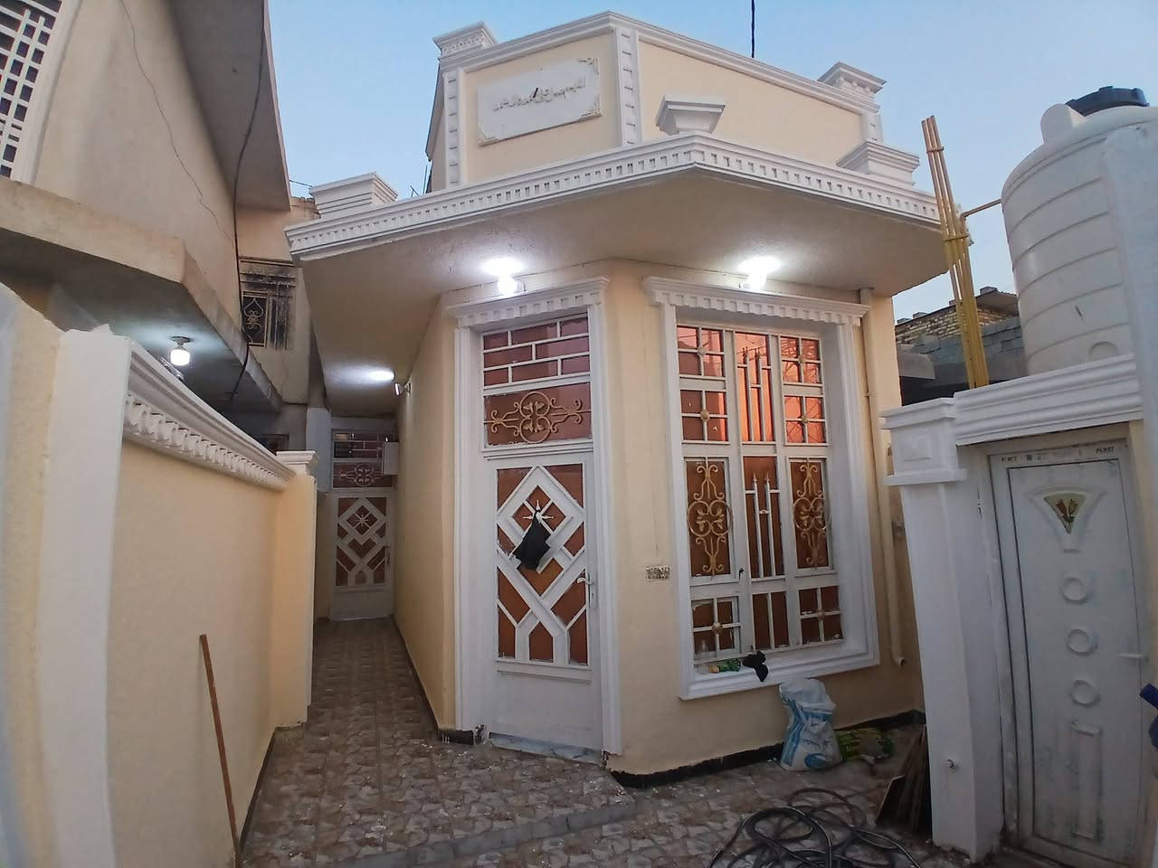 دار للبيع كوت حي الحكيم شارع كاله أو شهيد نزار طابو زراعي سند 25مرقم من قبل البلديه مساحه 100م بناء طابوق يتكون من غرف نوم مطبخ استقبال هول صحيت داخليه وخارجيه السعر المطلوب٣٥ مليون وبيها مجال للشراي الاستفسار مراجعه مكتب دلالية حسن البيضاني ***********نستقبل كافة العروض في حي لحكيم
