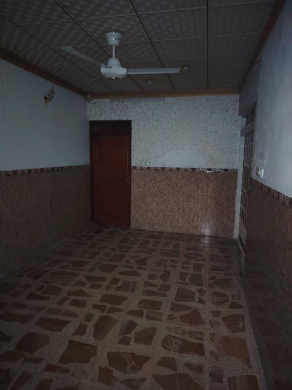 بيت الايجار حي السماح قرب جوري ماركت غرف نوم وهول واستقبال مطبخ و صحيات وكراج طابق الثاني غرف نوم  مطبخ و صحيات ***********/  ***********
