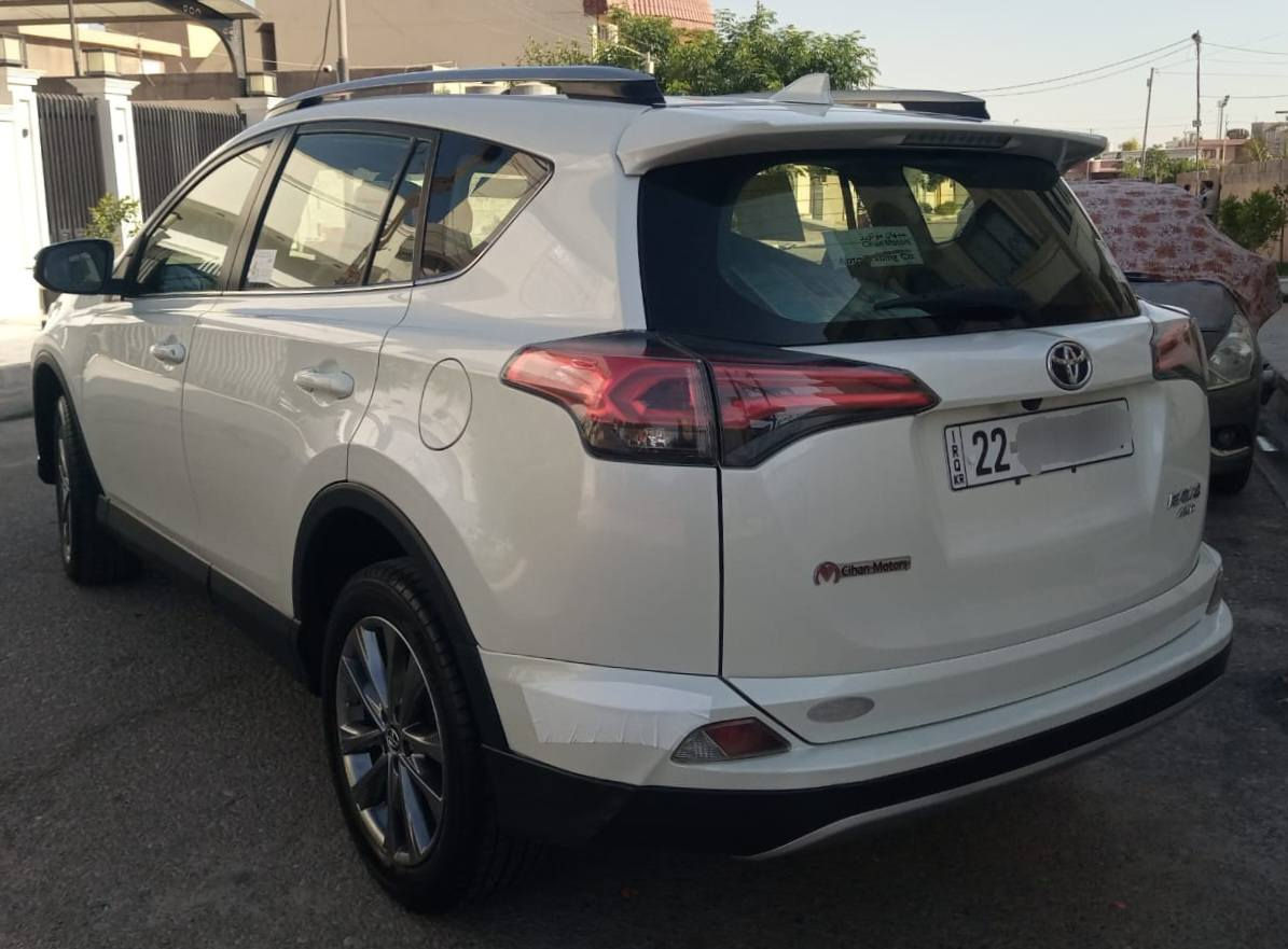 للبيع سيارة تويوتا راف فور RAV4 موديل ٢٠١٨ خليجي ١/١ فول مواصفات كلين تايتل وكالة جيهان لون ابيض بدون صبغ او تبديل او تعديل بارد محرك و كير مكفول و ما مفتوح سنوية جديد رقم جديد زينكة مدفوع يعني سيارة ربع دينار مصرف و سيارة بسمي شرط التحويل و الوكالة 
مواصفات 
بلاجكتور 
لايتات أمامي و خلفي زينون + LED
لايتات AUTO 
ويل كروم حجم كبير
سقف سلايت طكتين 
فورويل 4WD
حساس أمامي و خلفي 
بصمة أبواب + تشغيل + تشغيل عن بعد 
صندوق شفط + كهربائي 
كشنات كهرباء 
كشنات جلد 
داخل مشمشي
لدات داخلية 
شاشة كبير + Apple car play + كامرة + GPS
تحكم ستيرن فول + تحديد سرعة 
تبريد لمس (بيانو)
شاشة اعطال 
مودات قيادة NORMAL + ECO + SPORT 
و ٤ جامات كهرباء + مراية كهرباء + اشارة بالمراية 
محرك ٢.٥ 
و بعد مواصفات هواية مكان سيارة كركوك سعر ٢١٠ و بي مجال بسيط رقم موبايل *********** كركوك, العراق
